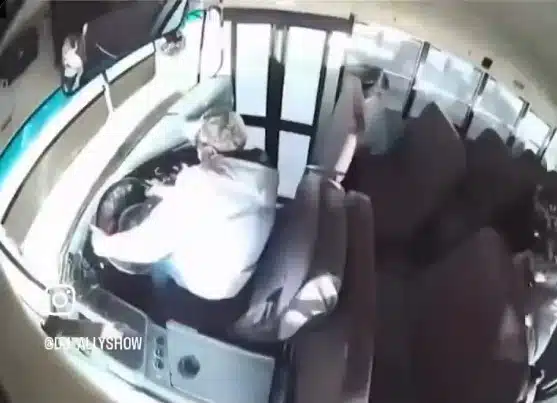 นักเรียน 23 คนต้องเผชิญกับอุบัติเหตุรถหรูชนรถบัสโรงเรียน