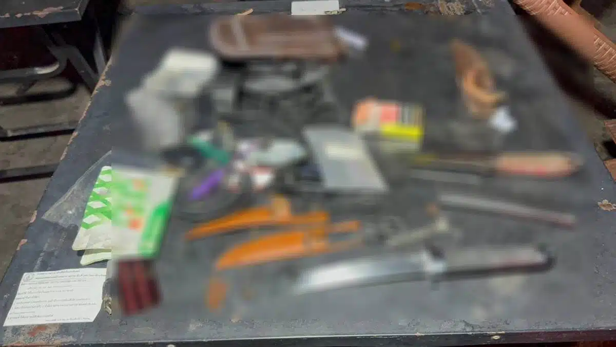 ของกลางอาวุธมีด 4 เล่ม