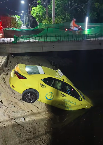 แท็กซี่ตกหลุมก่อสร้าง ถนนหลังวัดหนามแดง ใกล้โรงเรียนวัดหนามแดง