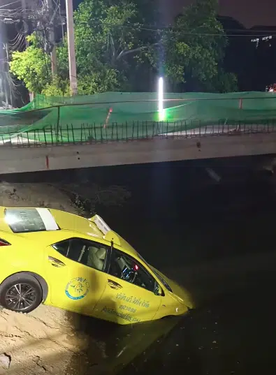 รถแท็กซี่ขับตกหลุมก่อสร้าง