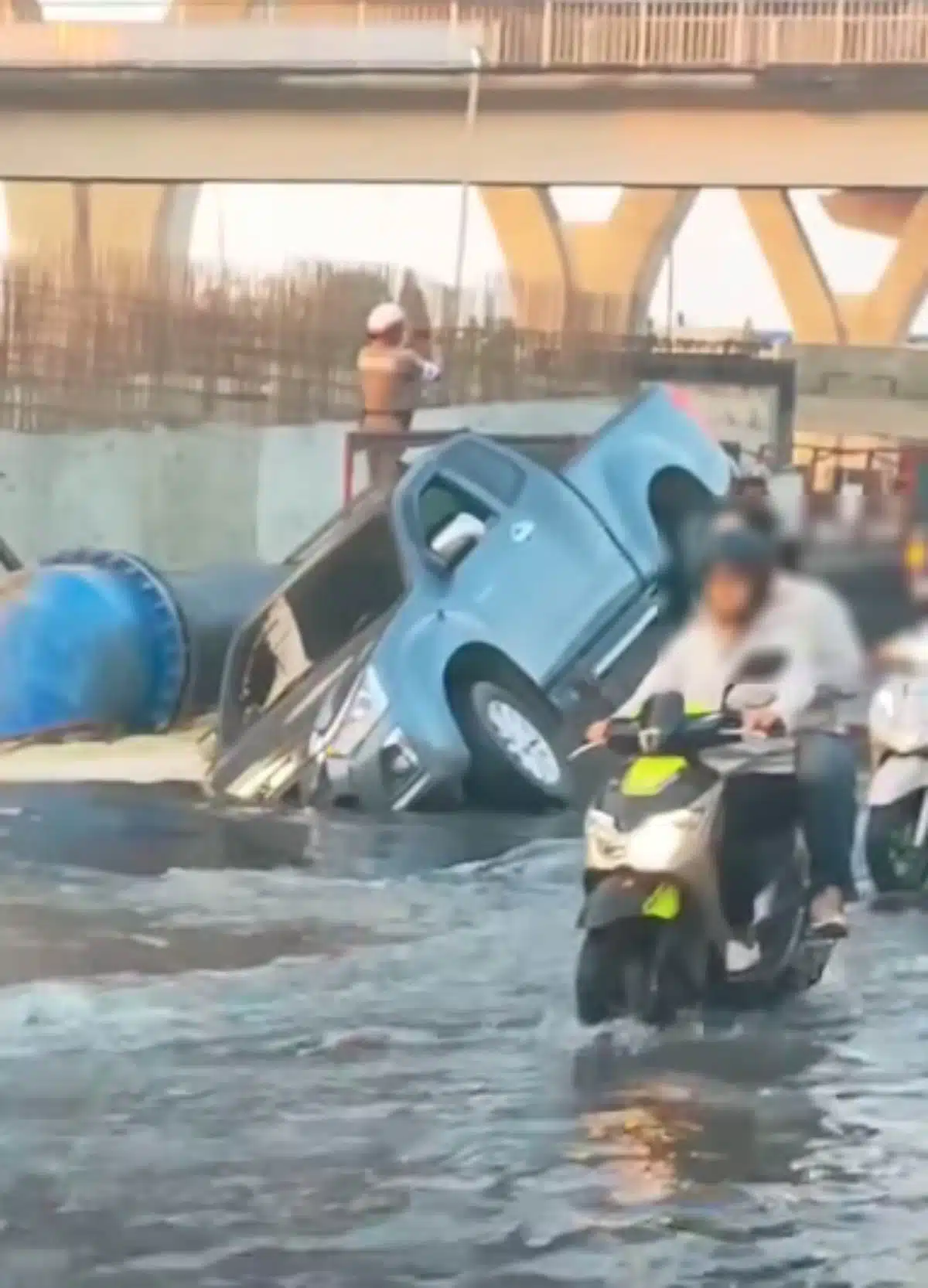 พระราม 2 ฝั่งขาเข้ากทม บริเวณหน้าบิ๊กซ้งปากทางเข้าโรงแรมออคิด ถนนยุบ