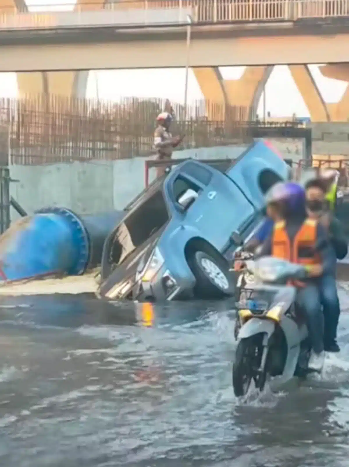 ถนนพระราม 2 ฝั่งขาเข้ากทม. หน้าบิ๊กซ้งปากทางเข้าโรงแรมออคิด ยุบตัว