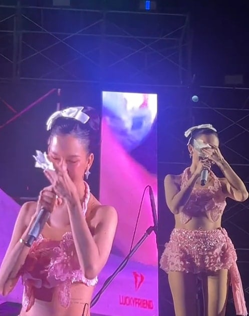 คลิปนาที จ๊ะ นงผณี ร่ำไห้กลางคอนเสิร์ต กัดฟันโชว์ต่อ ทั้งที่พ่ออาการวิกฤตอยู่ห้อง ICU-3