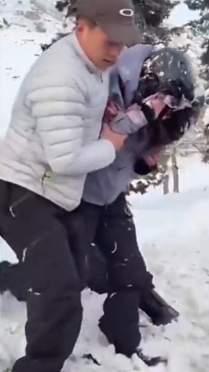 คลิปนาที นักสกีสาว หวิดสิ้นชื่อ หลังเข้าใกล้ เสือดาวหิมะ เพื่อเซลฟี่ ก่อนถูกขย้ำหน้าเละ-2