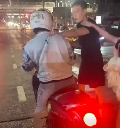 คู่รักชาวจีนทะเลาะกันกลางถนนพระราม 9-4