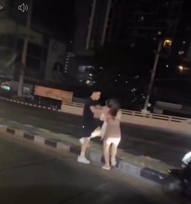 คู่รักชาวจีนทะเลาะกันกลางถนนพระราม 9-5