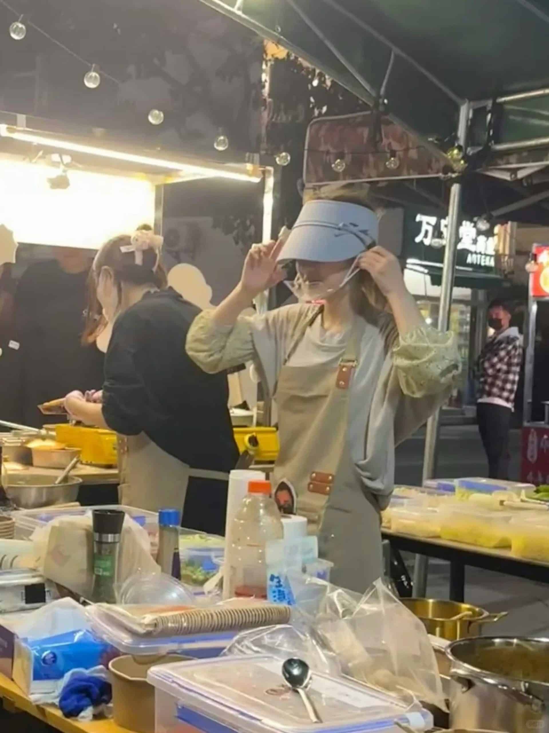 จ้าวลู่ซือ ผันตัวเป็นแม่ค้าตลาดนัด หลังแตกหักต้นสังกัดเก่า ไม่ง้อวิถีซุปตาร์-3