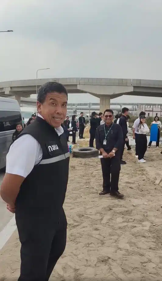 นายชัชชาติ สิทธิพันธุ์ ผู้ว่าฯ กทม. ขณะทำพิธีเปิดถนน