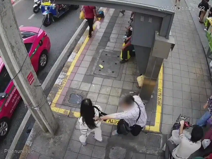 ชายปริศนาวิ่งเข้าทำร้ายร่างกายหญิงสาว