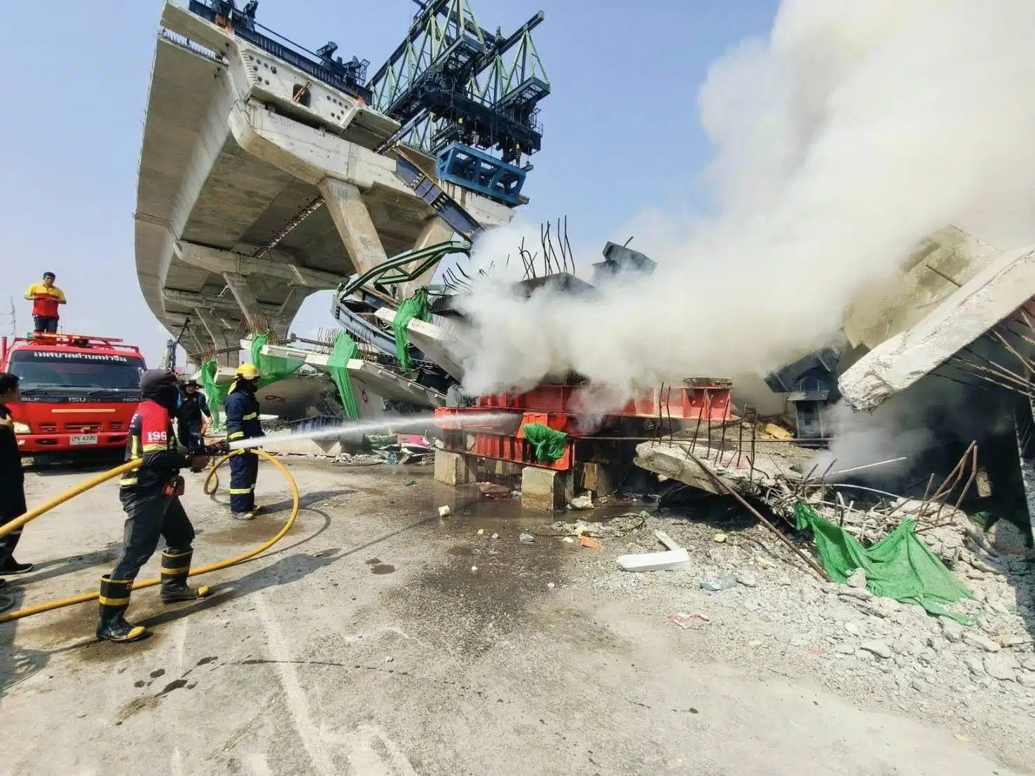 ด่วน! ไฟไหม้ ซากเครนถล่มพระราม 2 เจ้าหน้าที่เร่งระดมฉีดน้ำสกัดเพลิง-1