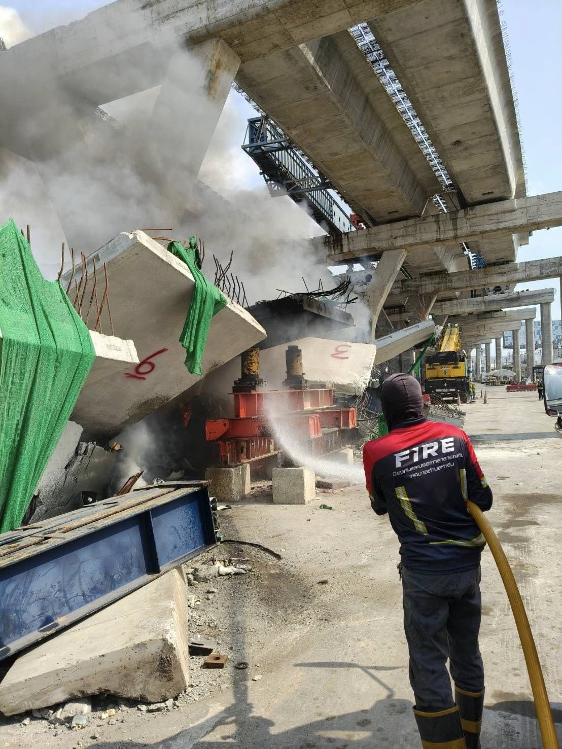ด่วน! ไฟไหม้ ซากเครนถล่มพระราม 2 เจ้าหน้าที่เร่งระดมฉีดน้ำสกัดเพลิง-2
