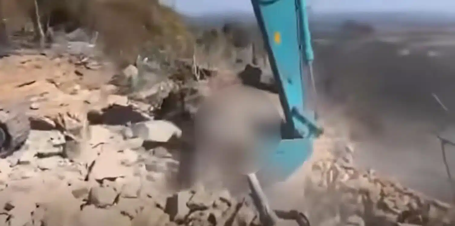 รถแบคโฮของทหารช่างไทยกำลังปฏิบัติงานขุดเจาะพื้นที่บังเกอร์