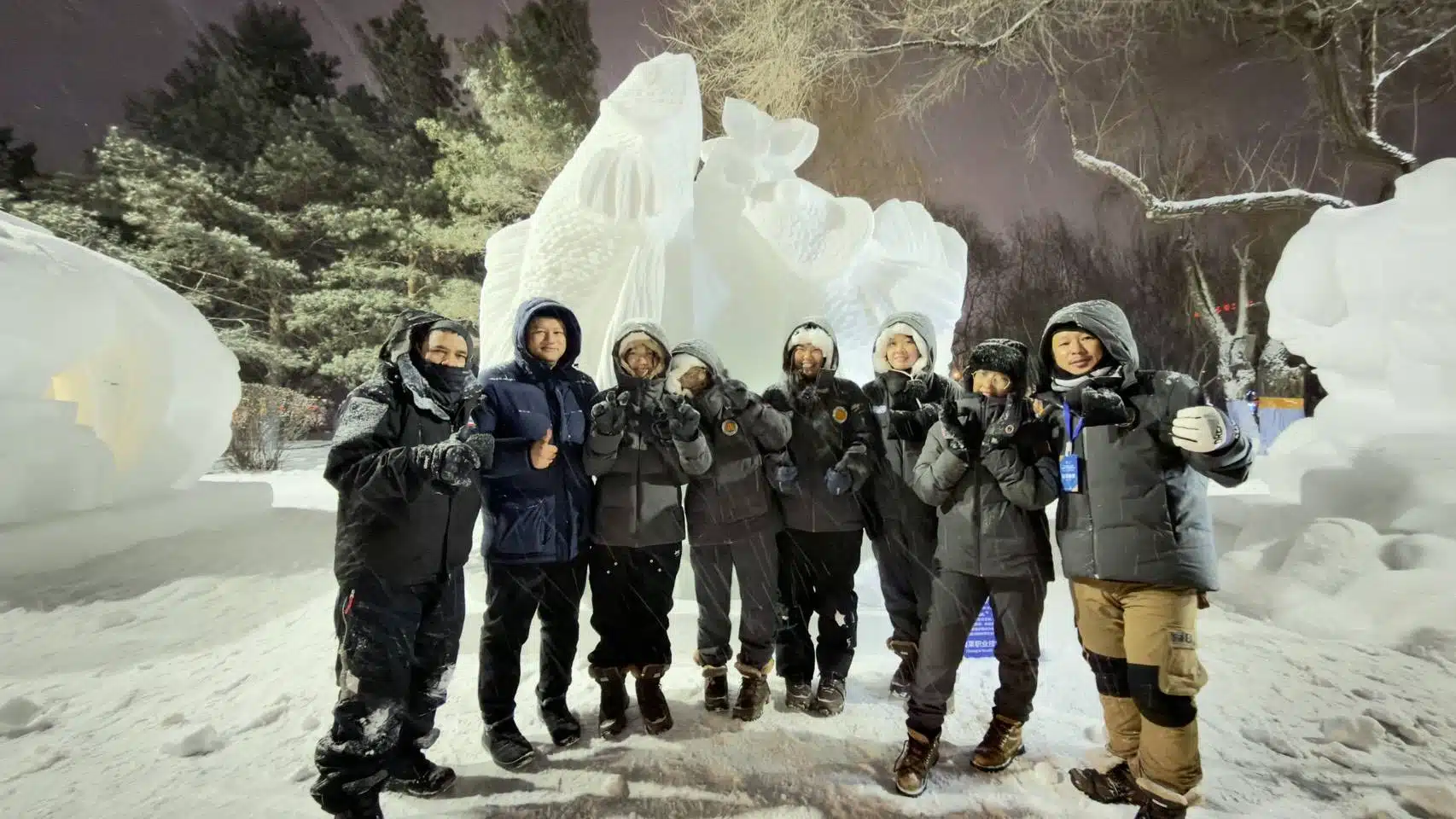 ทีมนักศึกษาอาชีวะไทยถ่ายรูปร่วมกับผลงานแกะสลักหิมะที่ได้รับรางวัลชนะเลิศ