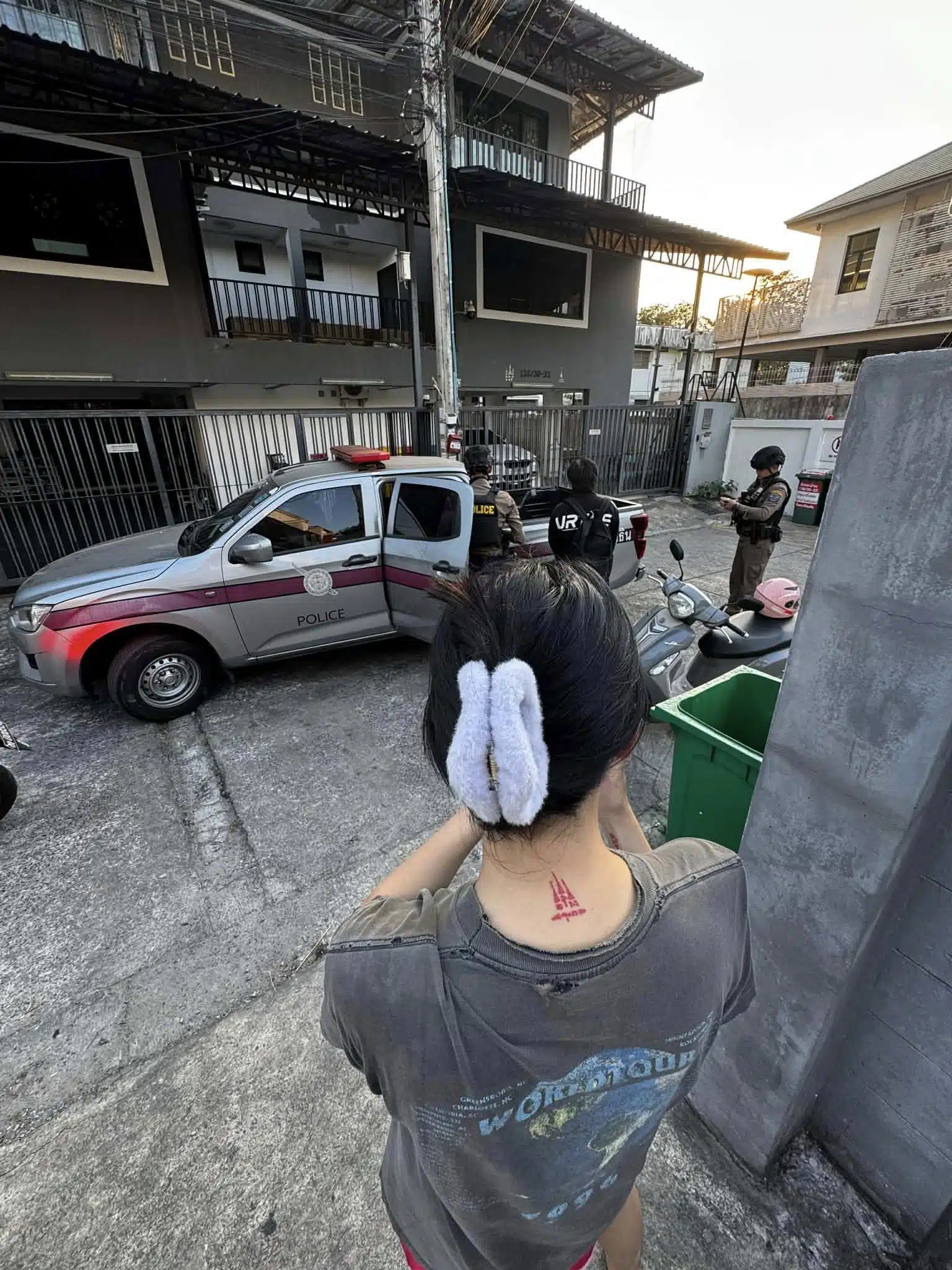 นารา เครปกะเทย แจงดราม่า เอาเงินไหนซื้อแบรนด์เนม ก่อนถูกบาร์โฮสขโมยขายมือ 2-2