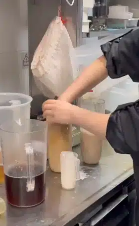 พนง.Chagee ใช้มือเปล่าชงชา ล่าสุดโดนไล่ออก-สั่งปิดสาขาไม่มีกำหนด-1