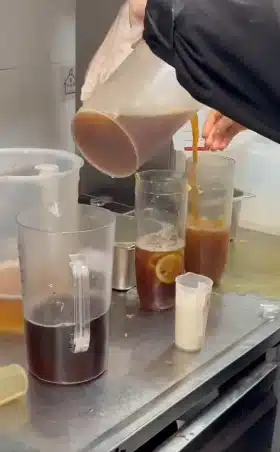 พนง.Chagee ใช้มือเปล่าชงชา ล่าสุดโดนไล่ออก-สั่งปิดสาขาไม่มีกำหนด-3