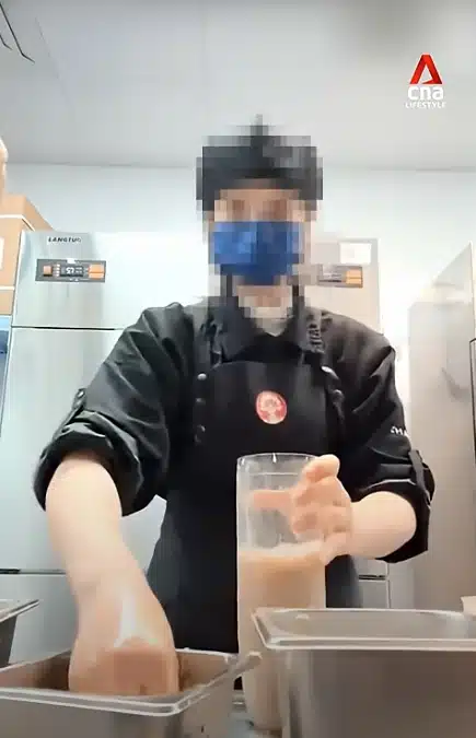 พนง.Chagee ใช้มือเปล่าชงชา ล่าสุดโดนไล่ออก-สั่งปิดสาขาไม่มีกำหนด-4