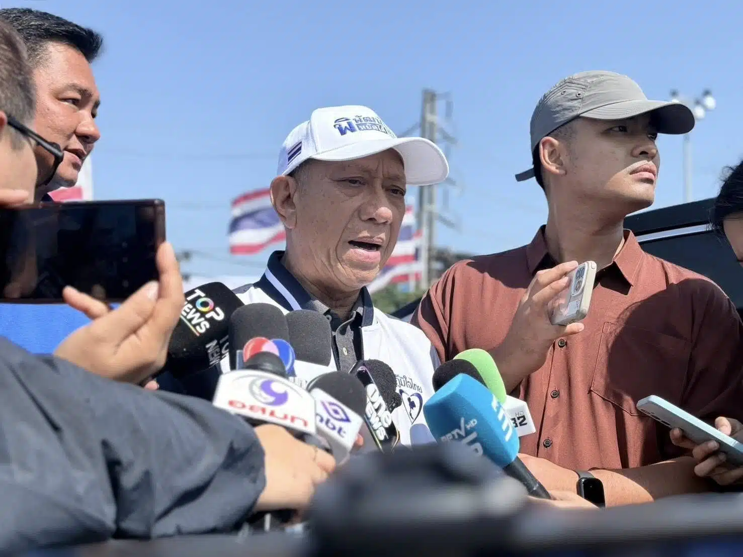 นายพิพัฒน์ รัชกิจประการ รมว.คมนาคม ให้สัมภาษณ์สื่อมวลชน