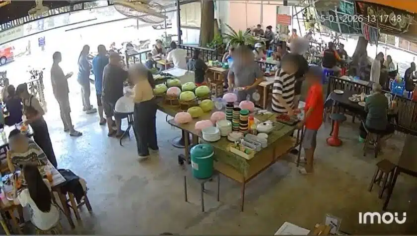 ภาพจากกล้องวงจรปิดขณะเด็กสองคนกำลังตักอาหารในร้านบุฟเฟต์