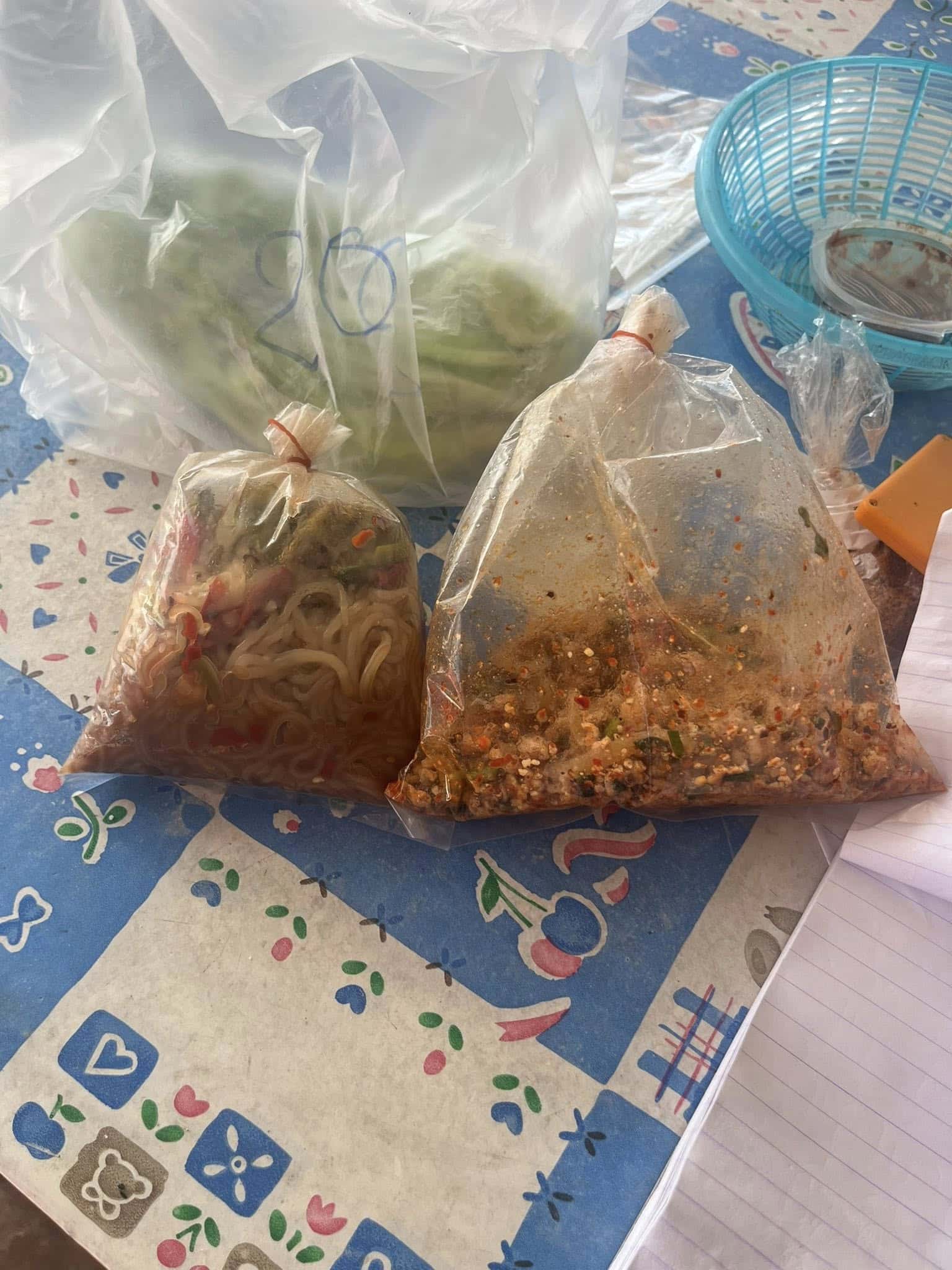 ภาพถุงลาบหมูและตำขนมจีนที่ลูกค้านำกลับมาคืนที่ร้านในสภาพเหลือน้อย