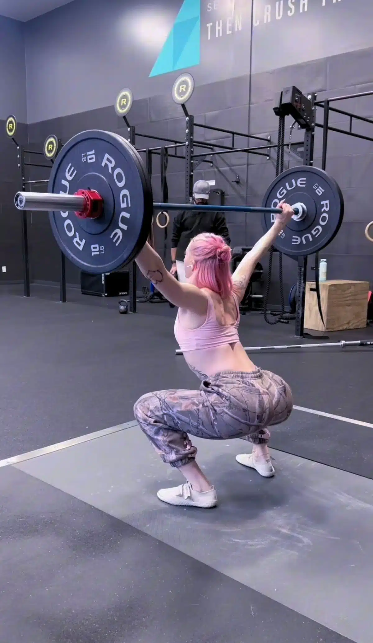 บรรยากาศภายในโรงยิมที่มีเครื่องออกกำลังกาย