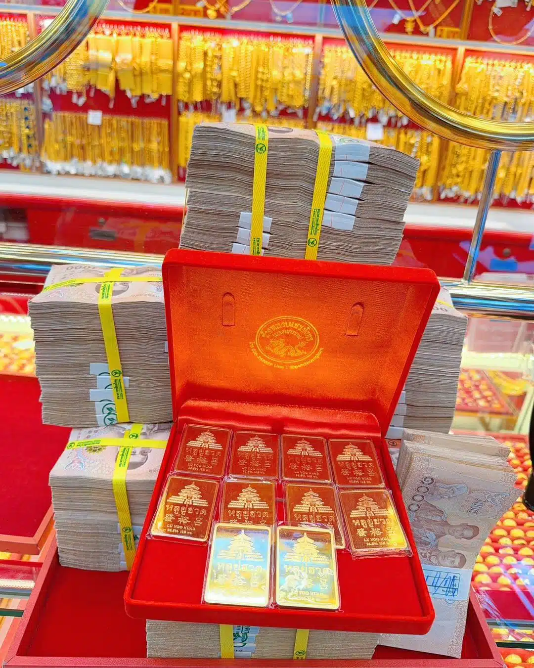 หนุ่ม กะลา ควง จ๊ะโอ๋ งามพริ้ง หอบเงินสดกว้านซื้อทองคำแท่ง 100 บาท-2