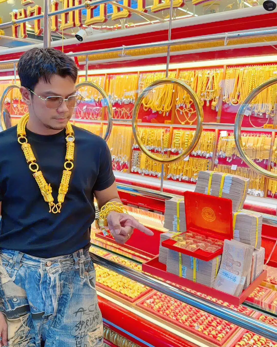 หนุ่ม กะลา ควง จ๊ะโอ๋ งามพริ้ง หอบเงินสดกว้านซื้อทองคำแท่ง 100 บาท-3