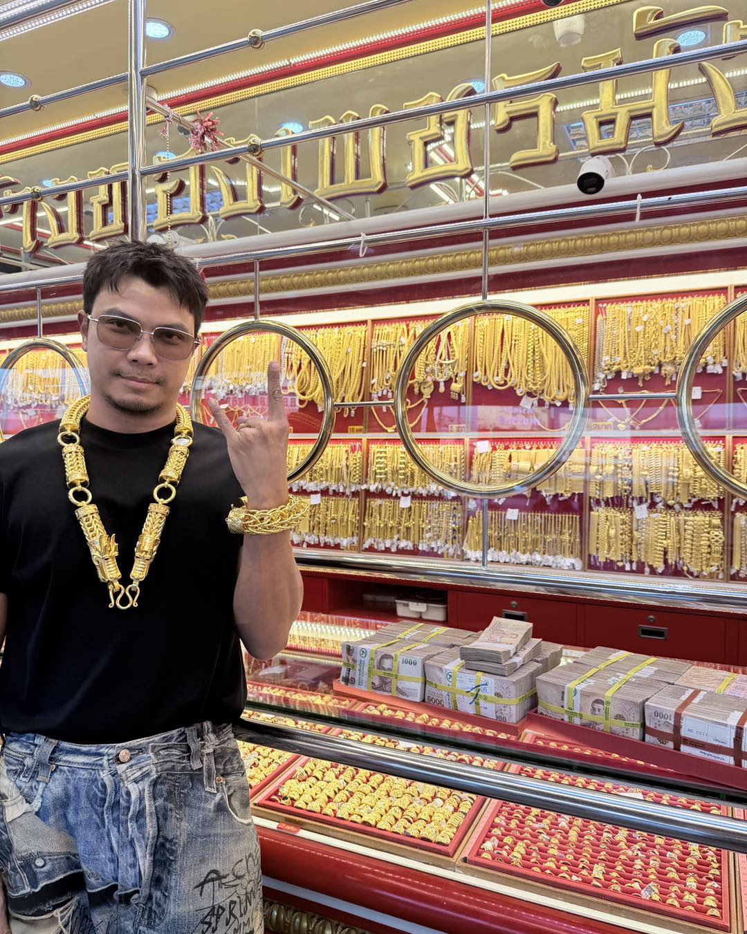 หนุ่ม กะลา ควง จ๊ะโอ๋ งามพริ้ง หอบเงินสดกว้านซื้อทองคำแท่ง 100 บาท-4