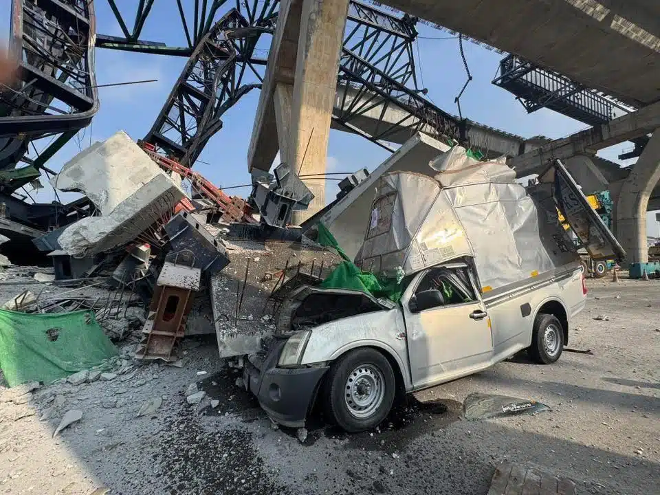 เครนถล่มถนนพระราม 2 ทับรถ 2 คัน