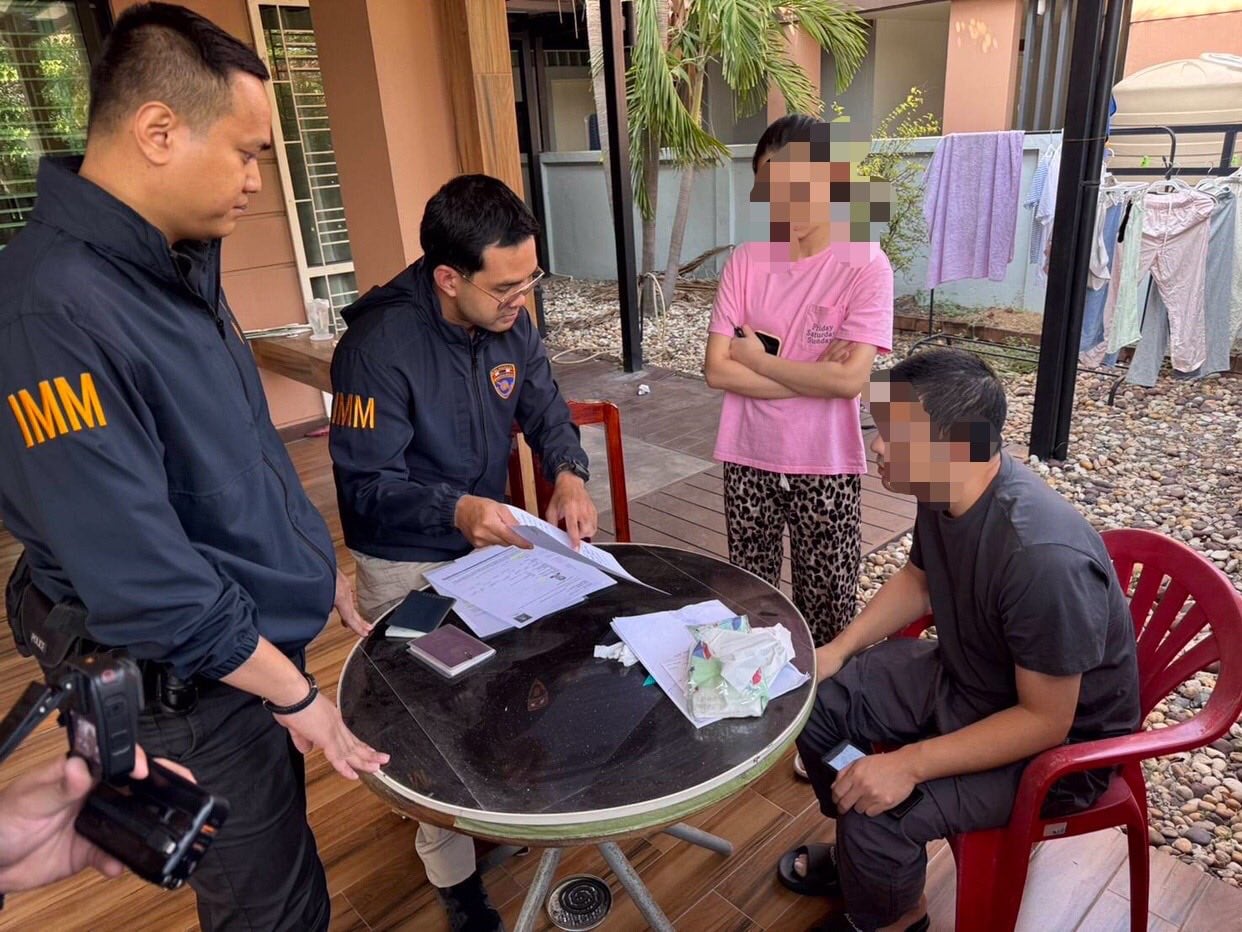 เจ้าหน้าที่ สตม. ควบคุมตัวนายแจ๊ค หยาง หรือ นายหยาง ผู้ต้องหา