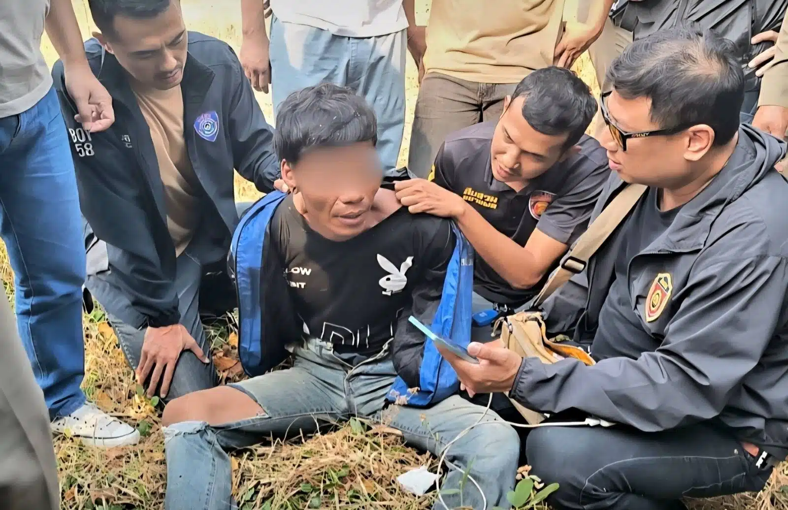 เจ้าหน้าที่ตำรวจคุมตัว นายรัฐติกร หรือแซม ผู้ต้องหาฆ่าชิงทรัพย์