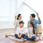 กู้ร่วมซื้อบ้านได้กับคนนามสกุลเดียวกัน พี่น้อง พ่อแม่ คู่สมรส คู่รักที่ไม่ได้จดทะเบียนสมรสแต่มีหลักฐานการอยู่ร่วมกันยืนยัน และคู่รัก LGBTQ+