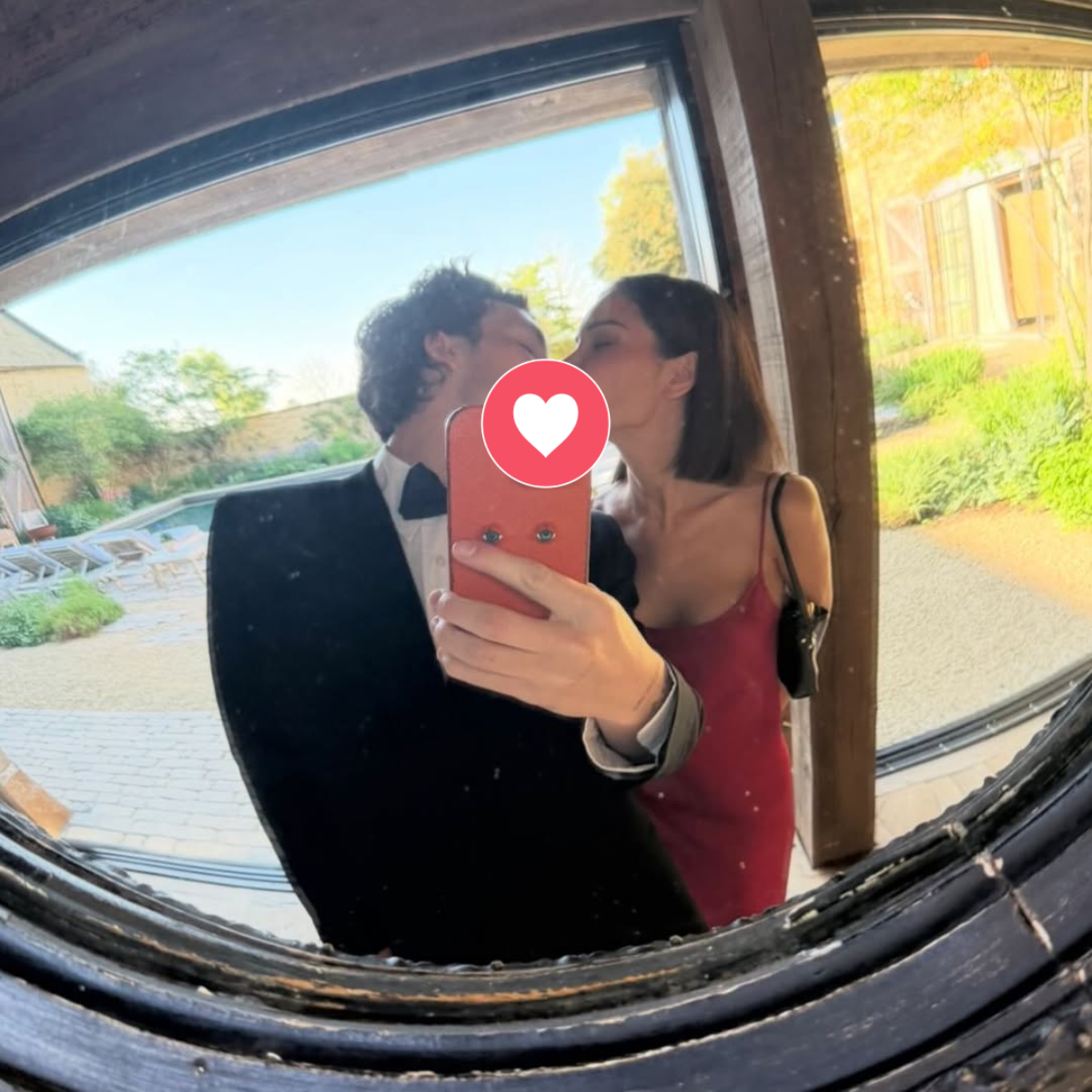 แจ็คกี้ อาโพสเทล ศิลปินสาววัย 30 ปี กับแฟนหนุ่ม ครูซ เบ็คแฮม