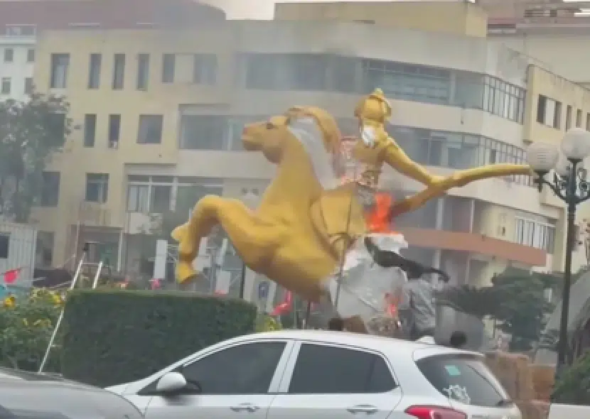 รูปปั้นม้ารบไฟไหม้-2