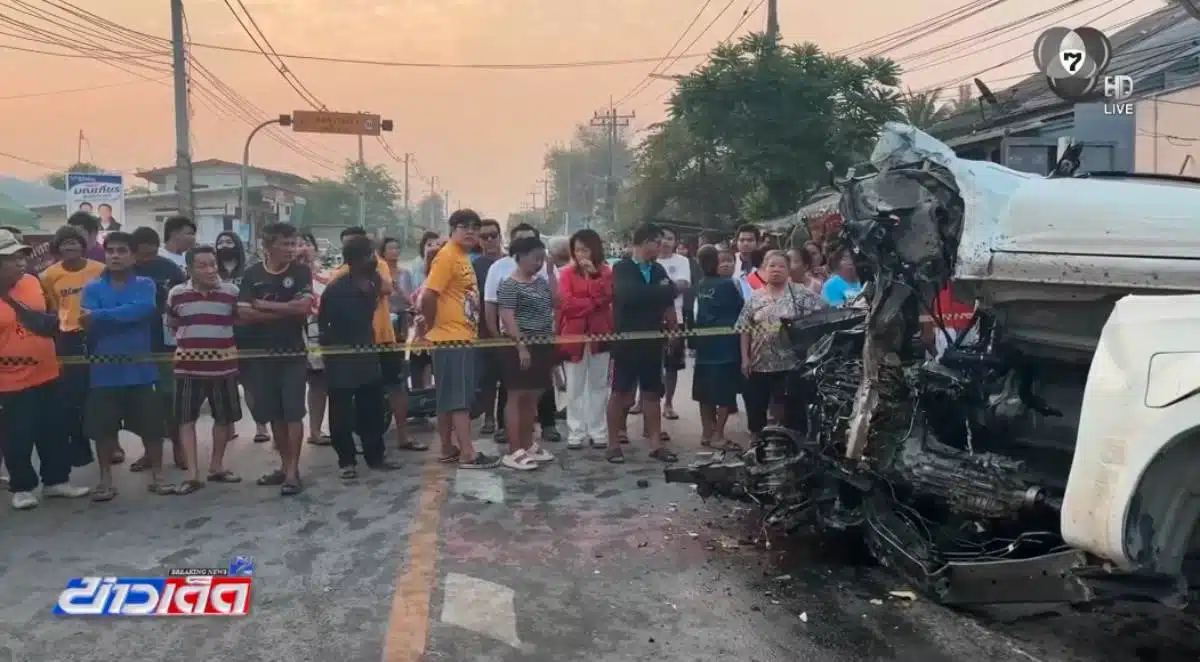 รถกระบะขับเร็วฝ่าสัญญาณไฟจราจร เกิดอุบัติเหตุชนกันอย่างรุนแรง ทำให้มีผู้เสียชีวิต 5 ราย