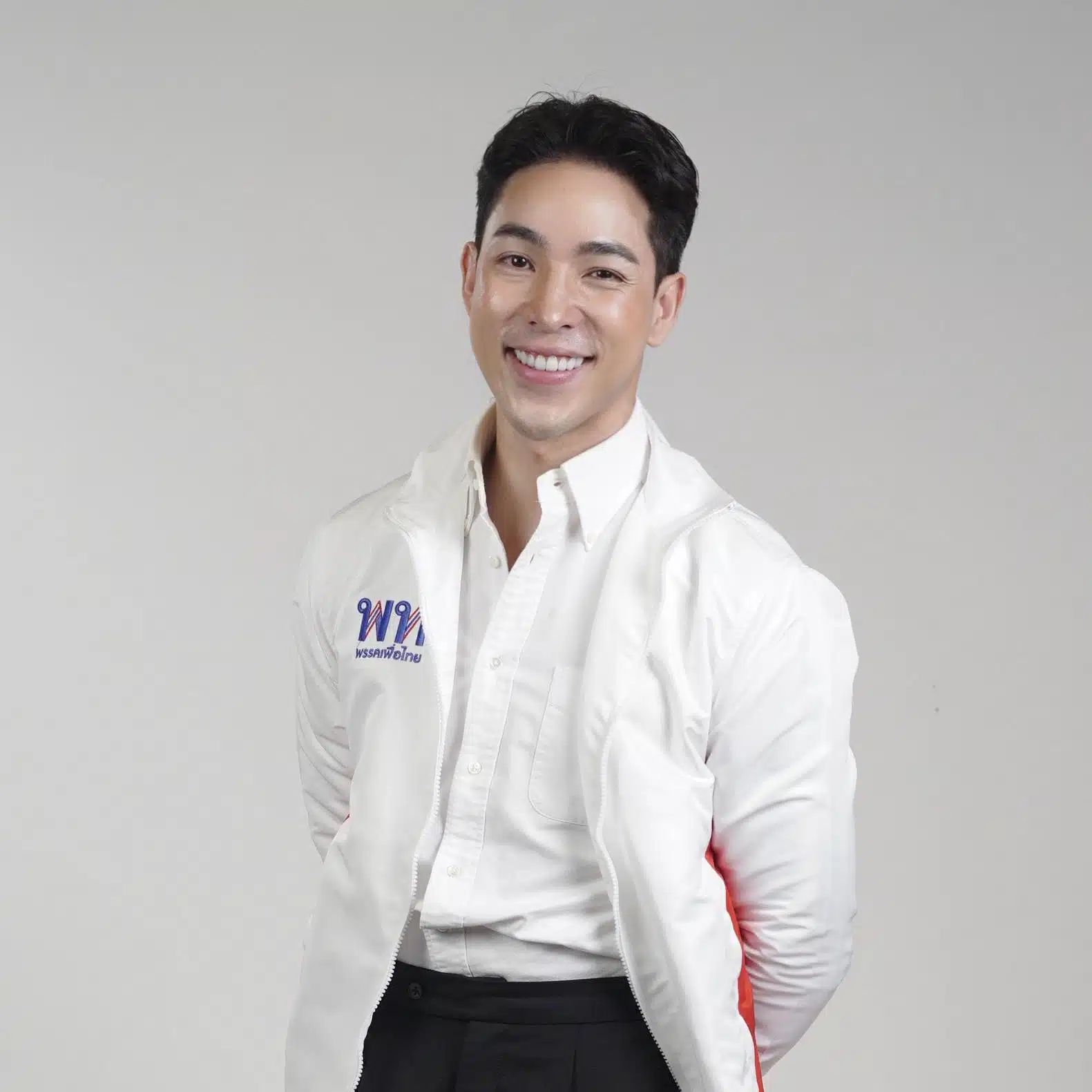 การศึกษาของภูผา คือปริญญาตรีนิเทศศาสตร์จากมหาวิทยาลัยกรุงเทพ.