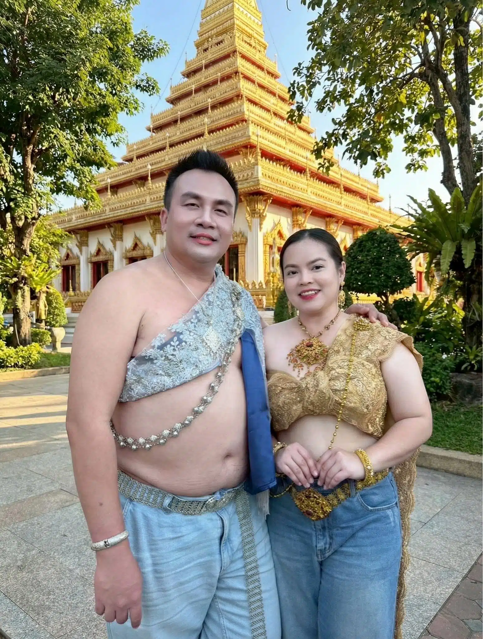 สมปอง นครไธสง และ คุณส้ม สวมสไบแมตช์ยีนส์