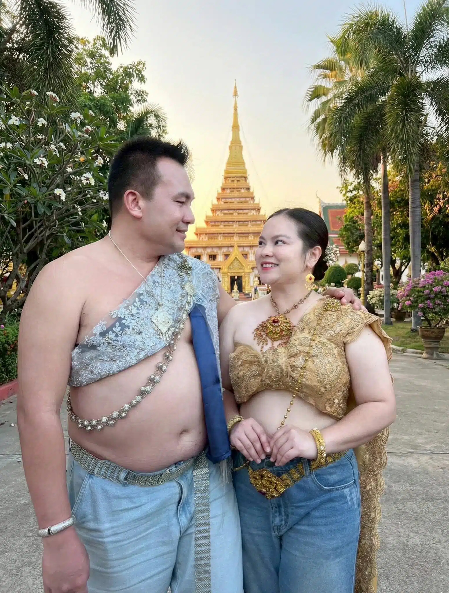 สมปอง นครไธสง และ คุณส้ม สวมสไบแมตช์ยีนส์-2