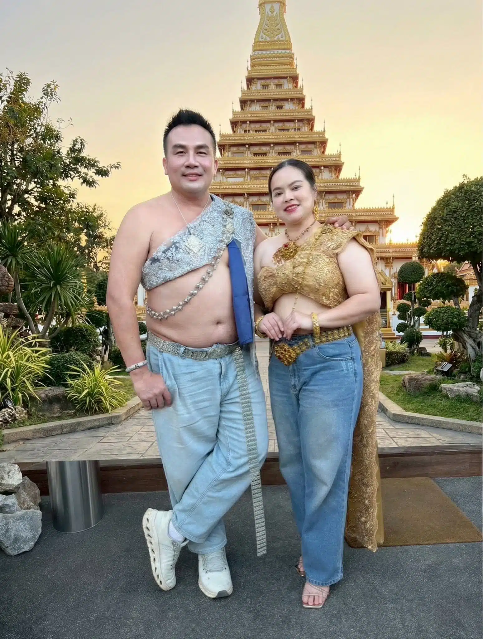 สมปอง นครไธสง และ คุณส้ม สวมสไบแมตช์ยีนส์-3