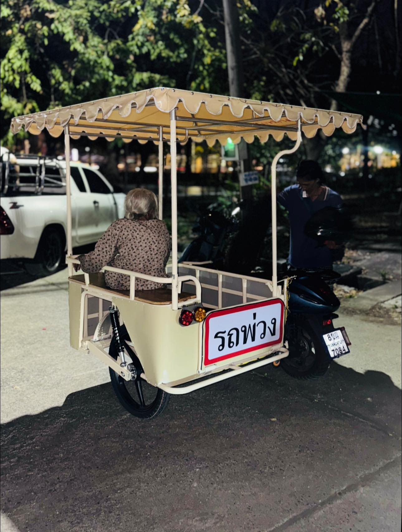 เลขทะเบียนรถขนผักคันใหม่ของคุณยายคือ 8 ขญ 7084 ที่ถูกแชร์ในโซเชียลมีเดีย