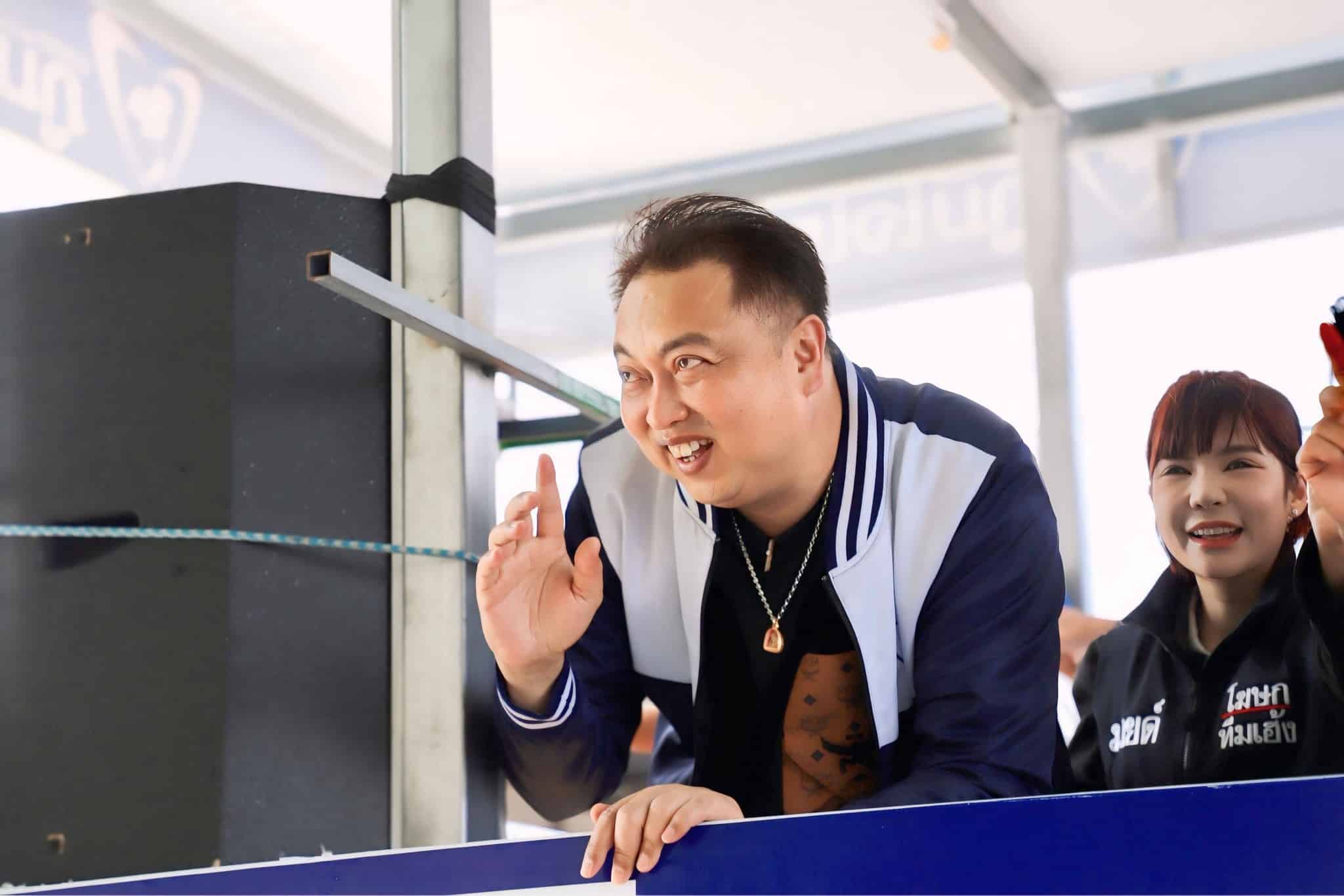 นายสุชาติ ชมกลิ่น