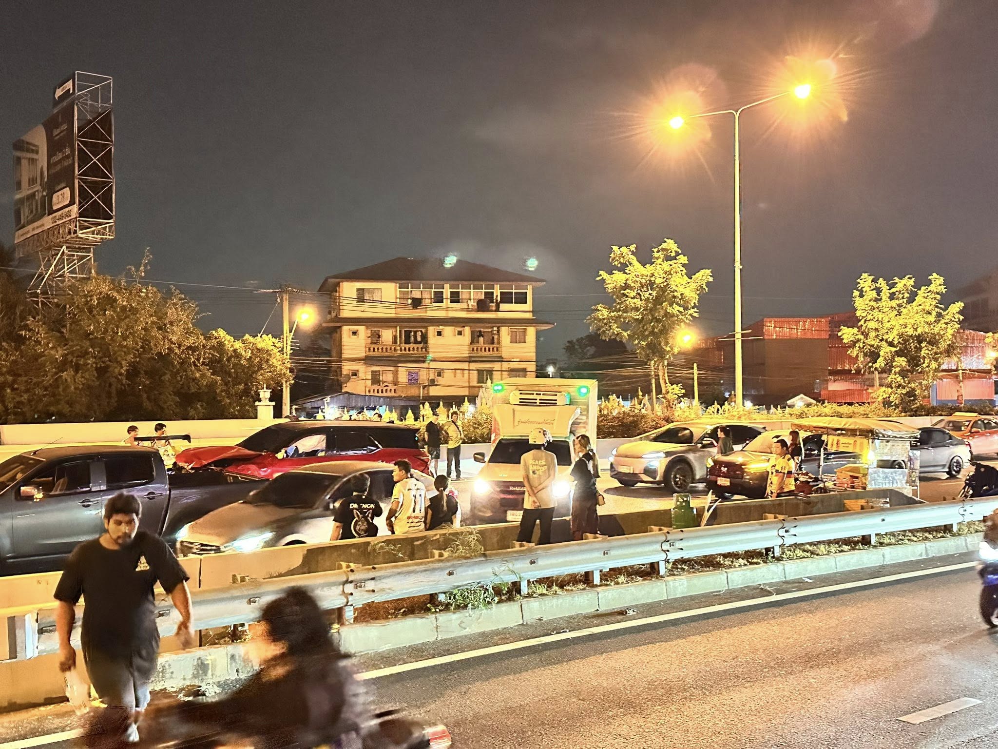 นนทบุรี เก๋งพุ่งอัดท้ายพ่วง 18 ล้อ ก่อนจะเกิดเหตุซ้ำซ้อน ชนวินาศสันตะโร 10 คัน!