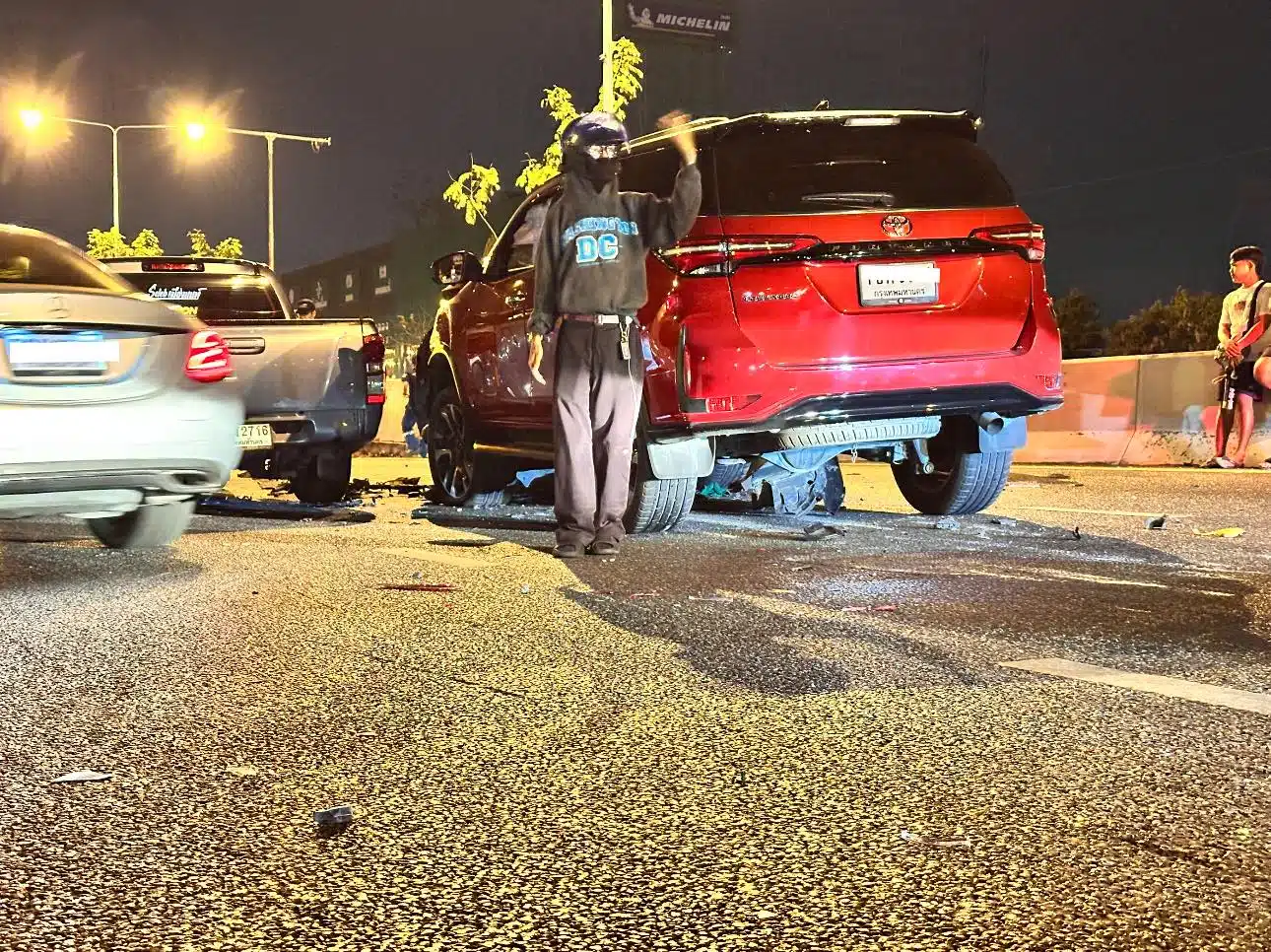 นนทบุรี เก๋งพุ่งอัดท้ายพ่วง 18 ล้อ ก่อนจะเกิดเหตุซ้ำซ้อน ชนวินาศสันตะโร 10 คัน!