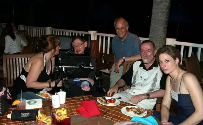 ครอบครัว 'สตีเฟน ฮอว์คิง' แจงความจริง ภาพขนาบข้างสาวชุดว่ายน้ำใน 'เอปสเตนไฟล์' คือใคร?