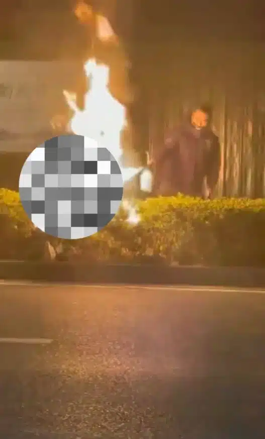 เหตุการณ์เกิดขึ้นกลางถนน ขณะที่เหยื่อถูกไฟลุกท่วมตัว