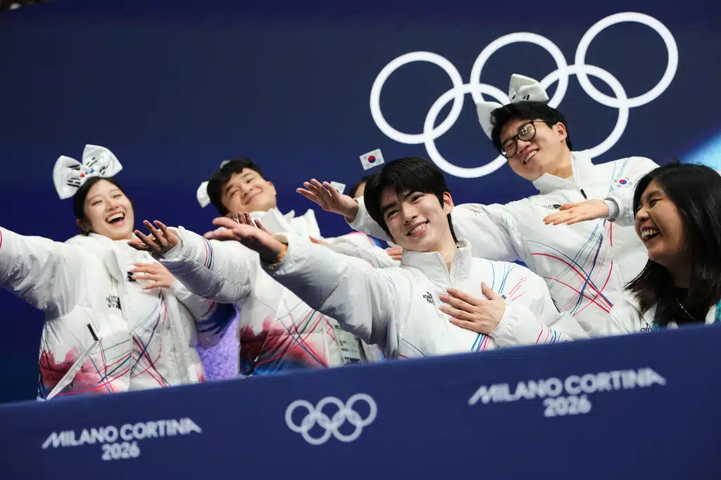 ชา จุน-ฮวาน จากเกาหลีใต้ แสดงปฏิกิริยาต่อคะแนนของเขาหลังจากการแข่งขันสเก็ตลีลาประเภททีมชาย ในโอลิมปิกฤดูหนาว 2026 ที่เมืองมิลาน