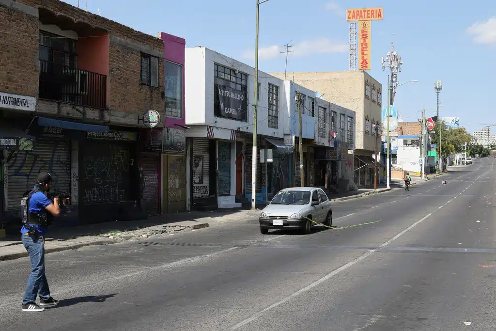 เจ้าหน้าที่ตำรวจศาลชี้อาวุธไปที่คนขับรถเพื่อให้เขาหยุดที่ด่านตรวจในเมืองกัวดาลาฮารา