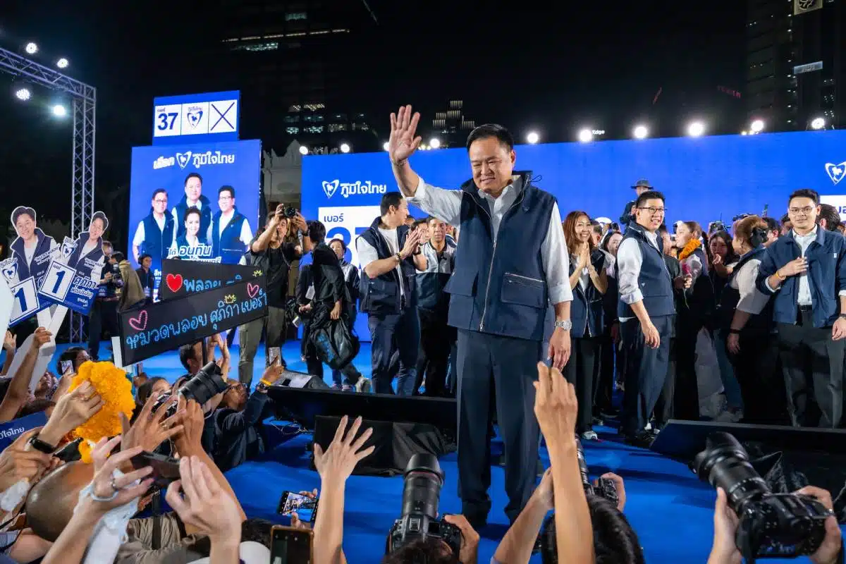 อนุทินกังขาความรักชาติของคู่แข่ง ปมดราม่าเพลงชาติ