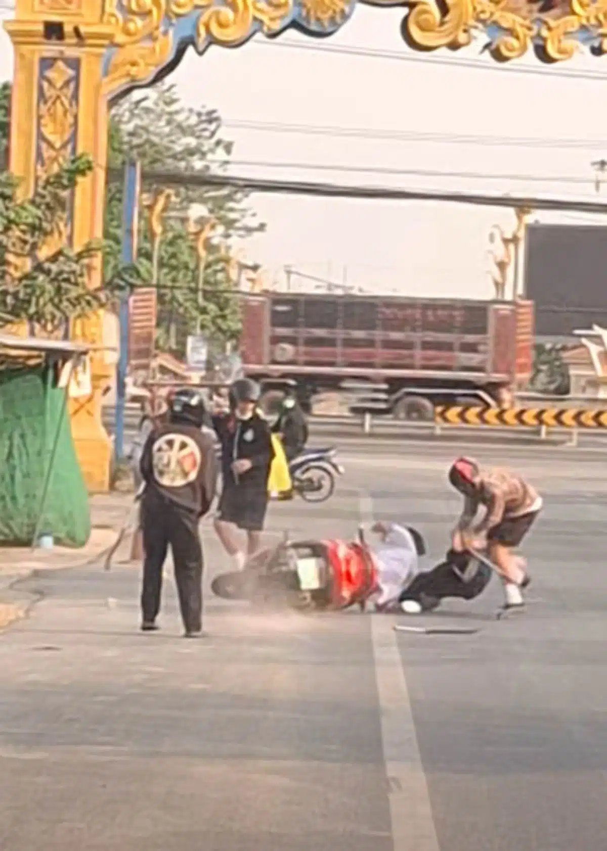 กลุ่มวัยรุ่นในจังหวัดอยุธยา นาทีระทึก! มีดไล่ฟัน-จยย.พุ่งชนสลบ