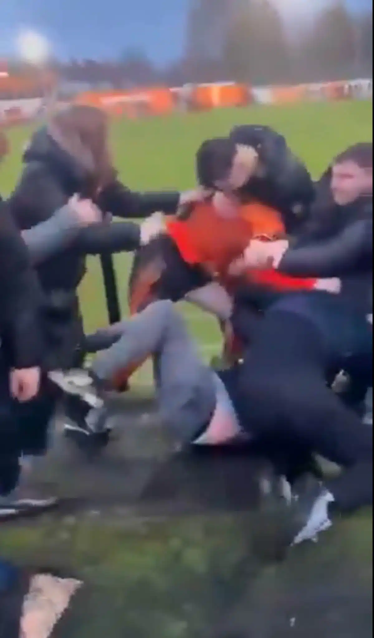 เหตุการณ์สุดช็อก! ผู้เล่นของบิลสตัน ทาวน์ ปะทะกับแฟนบอลของดรอยล์สเดน ในเหตุการณ์วุ่นวายหลังจบการแข่งขัน